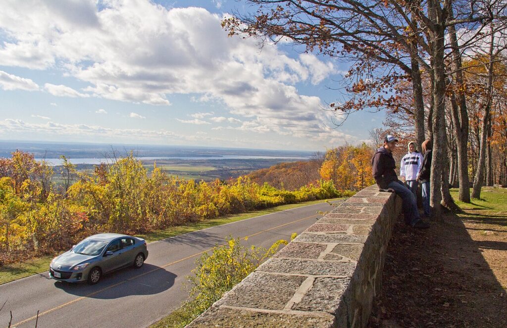 Belvédère d'automne au parc de la Gatineau, en Outaouais, au bord d'une promenade prisée pour le vélo d'automne au Québec