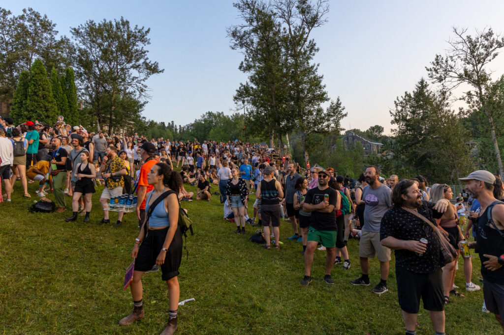 Le duo Angine de Poitrine sur la scène de la Pulperie au festival La Noce