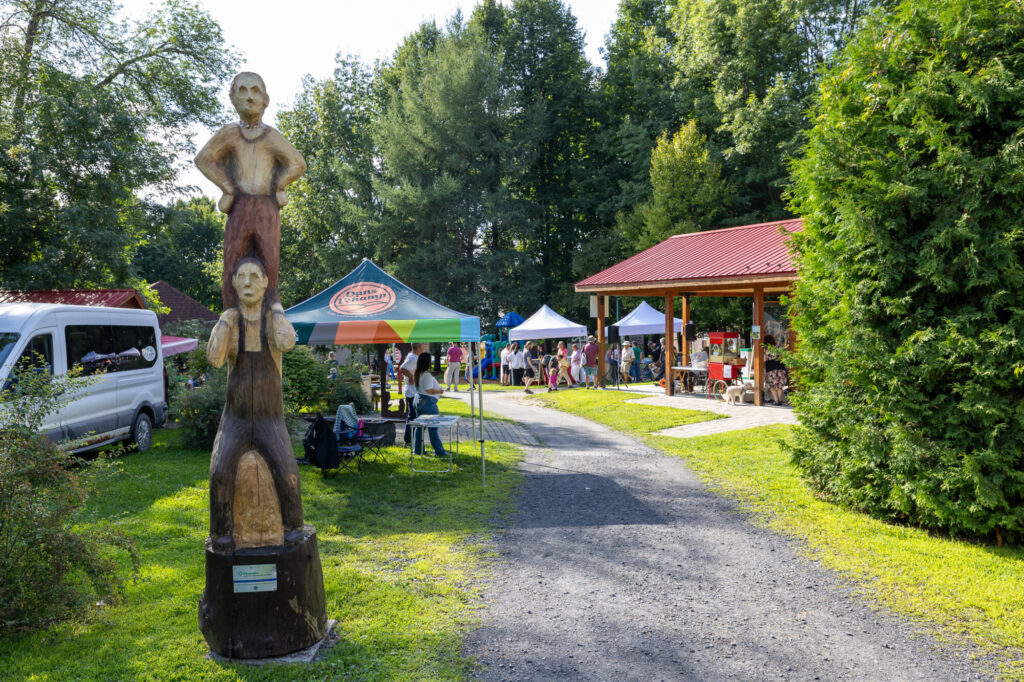 Sculptures de bois à l'entrée du Marché public de Compton, au parc des Lions