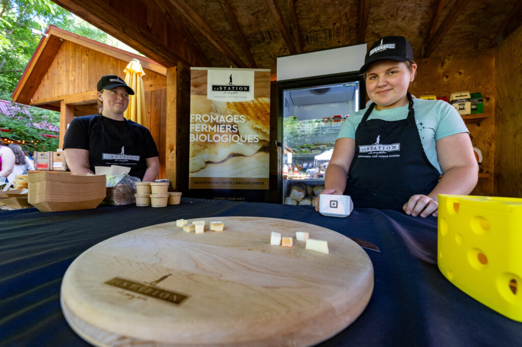 Kiosque de la Fromagerie La Station au Marché public de Compton, avec dégustation de fromages