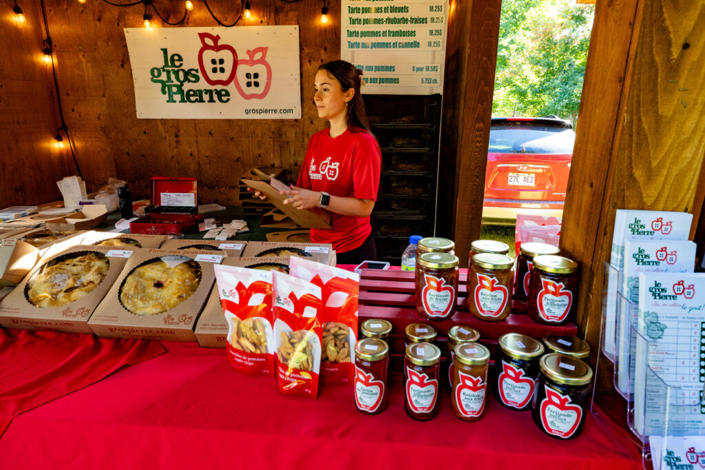 Kiosque du Verger Le Gros Pierre au Marché public de Compton, avec tartes et pots