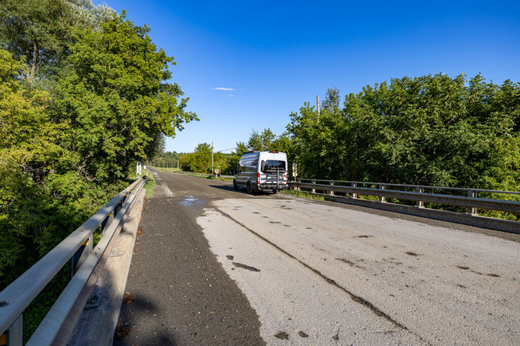 Van aménagé stationné en bordure de route près de Compton