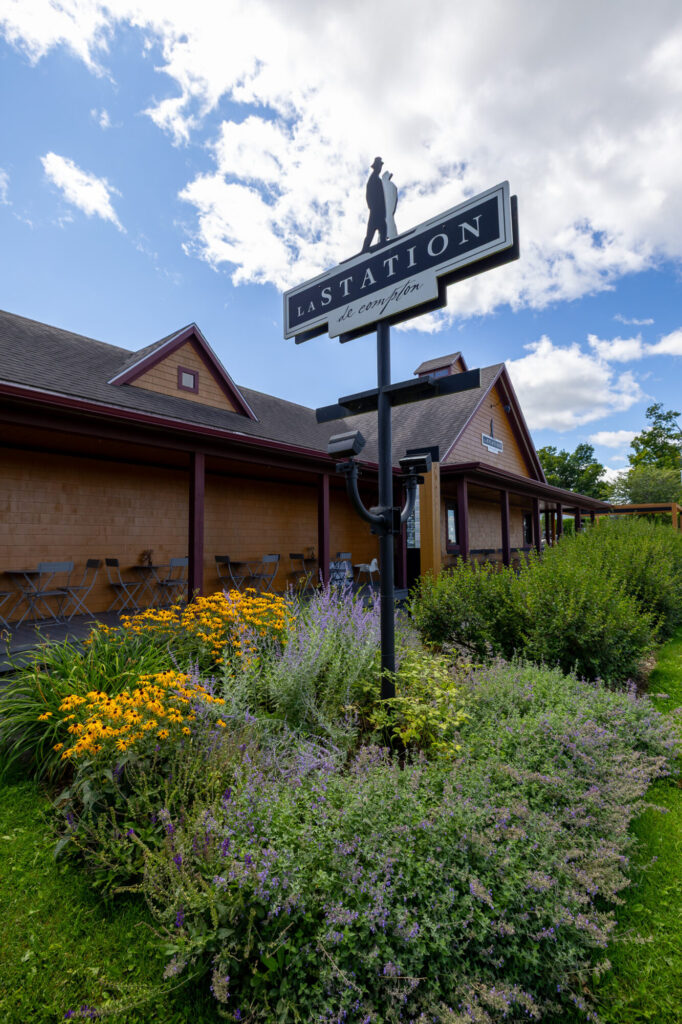 Bâtiments de bois et jardin de la Fromagerie La Station à Compton