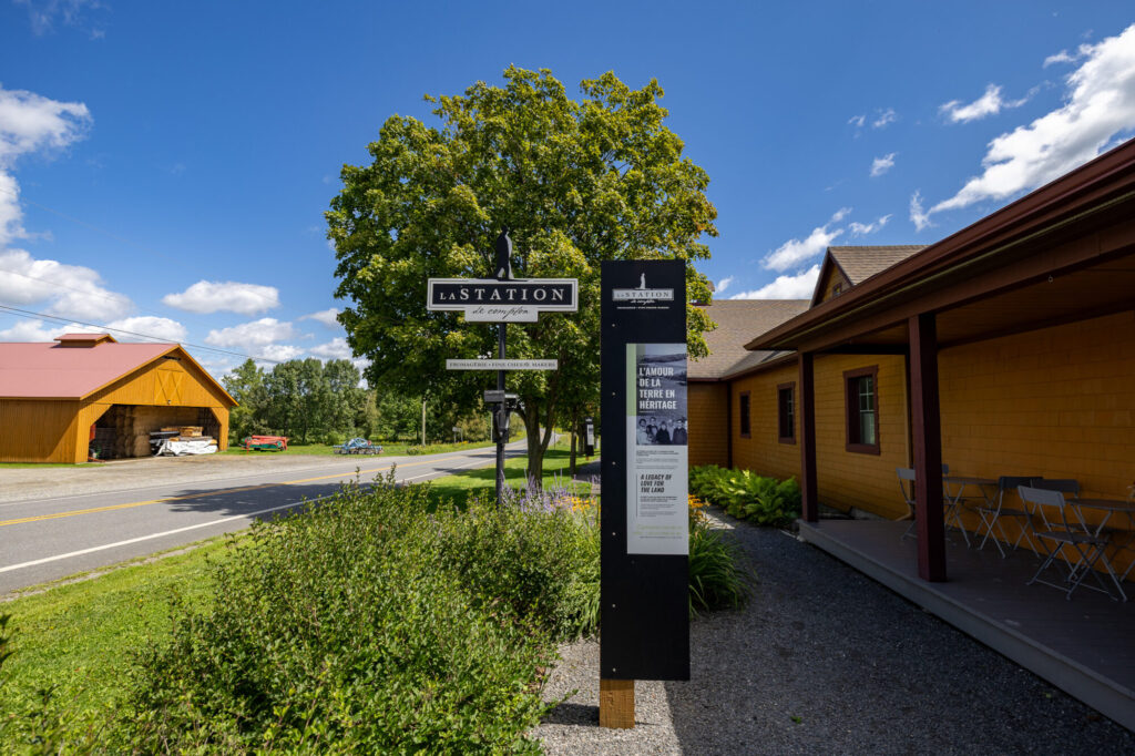 Entrée et panneau d'interprétation de la Fromagerie La Station à Compton