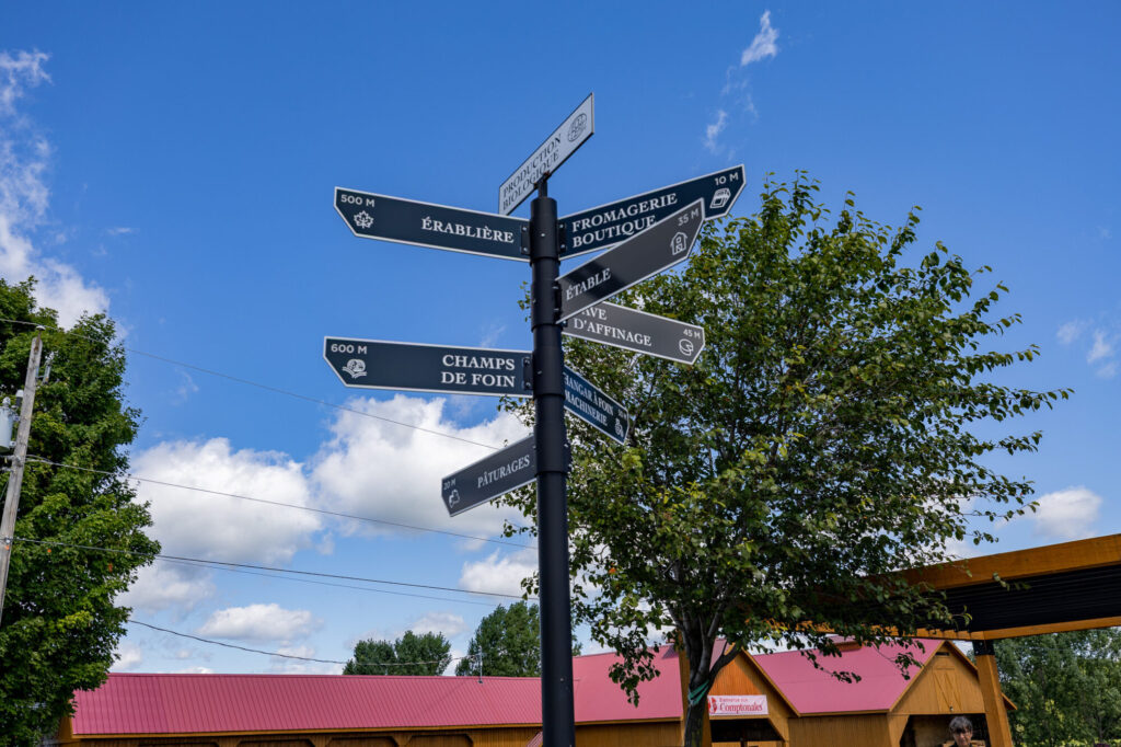 Panneau directionnel vers l'érablière, la boutique et la cave d'affinage de La Station