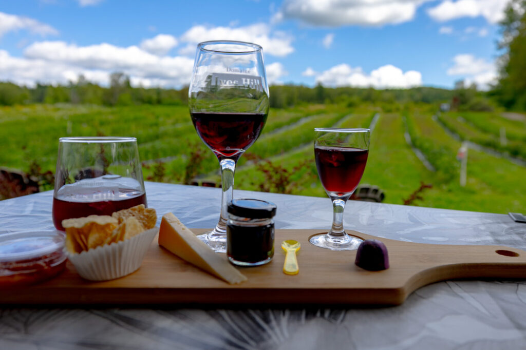 Verres de dégustation et planche de bouchées au Domaine Ives Hill