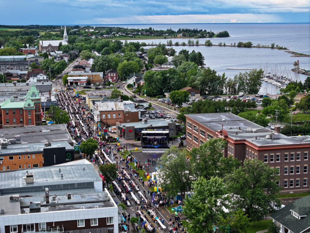Souper dans les rues de Roberval : 10 000 convives à une table d&rsquo;un kilomètre au Lac-Saint-Jean