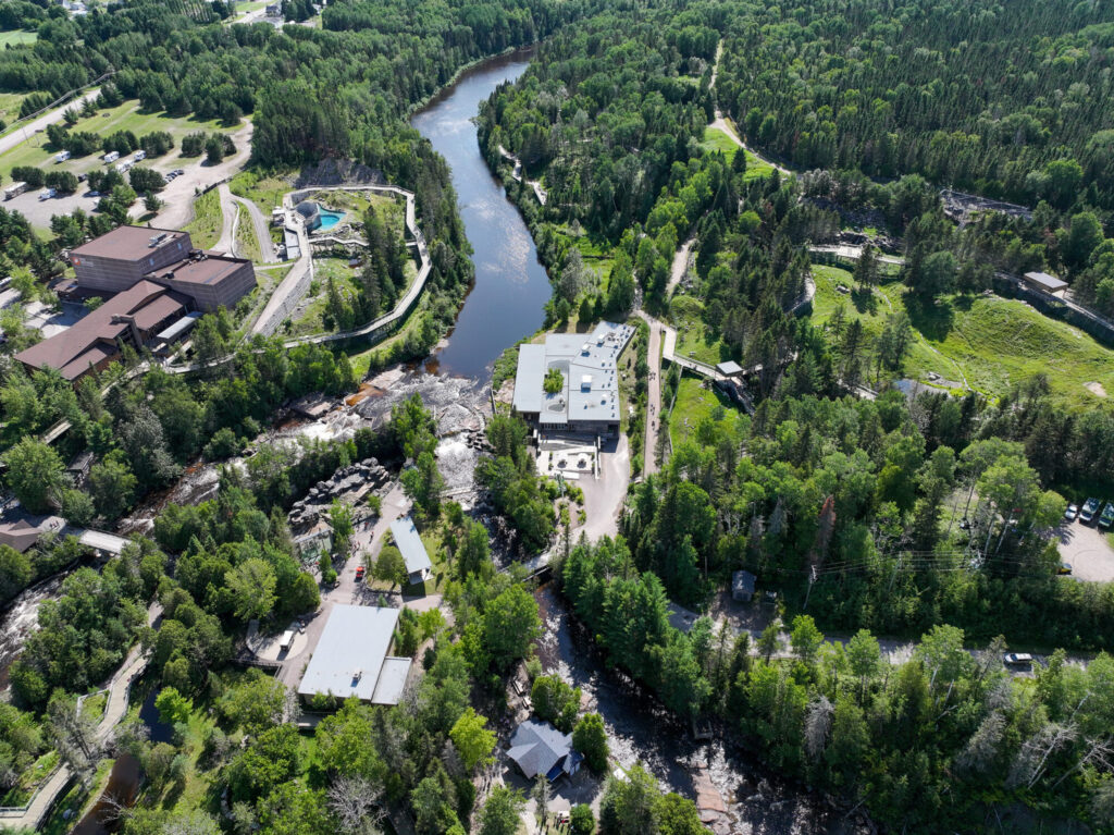 Rivière aux Saumons serpentant à travers le Zoo sauvage de Saint-Félicien