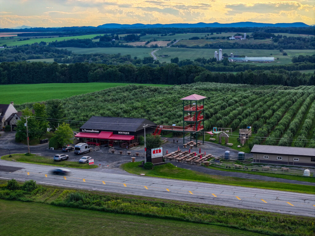 Tour d'observation et boutique du Verger La Pommalbonne vues en drone