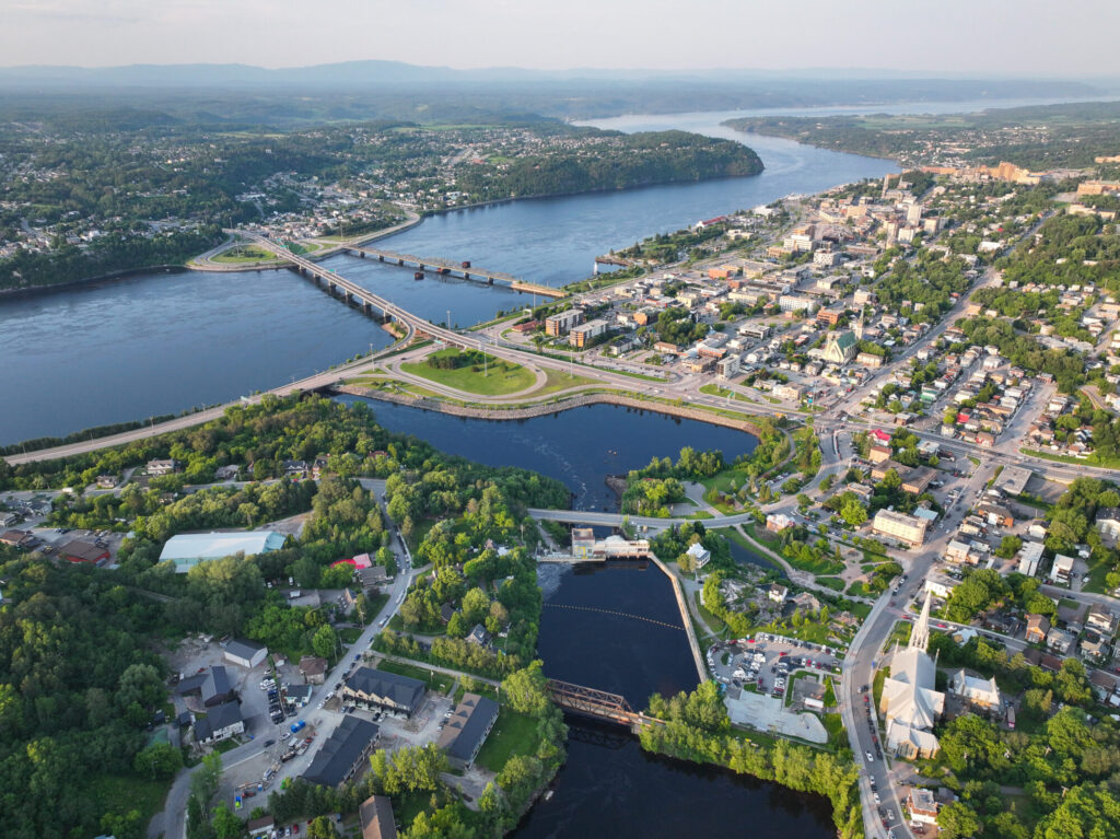 Vue aérienne de l'embouchure de la rivière Chicoutimi, du pont Dubuc et du centre-ville de Chicoutimi