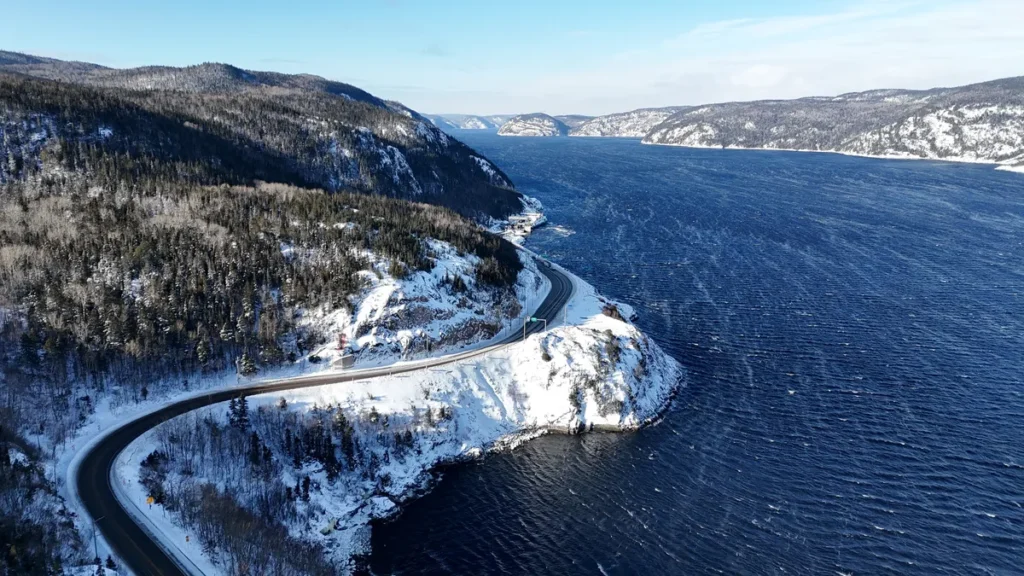 Route qui longe les falaises enneigées de Baie-Sainte-Catherine, près de l'embouchure du Saguenay, dans Charlevoix