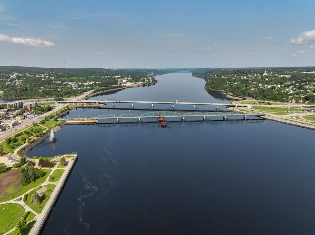Vue aérienne du pont Dubuc et du pont ferroviaire au-dessus de la rivière Saguenay, à Chicoutimi