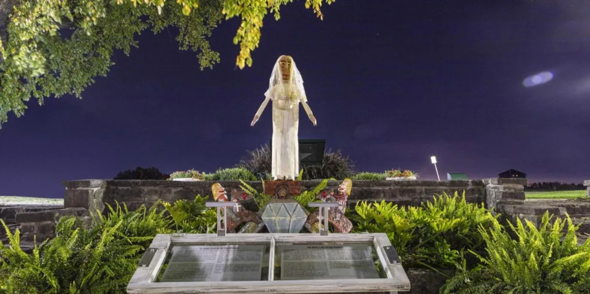 Sculpture d'art populaire d'un personnage de légende éclairée le soir au jardin d'Halloween des plaines d'Abraham, à Québec