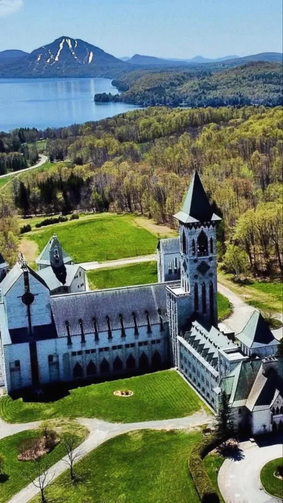Vue aérienne de l'abbaye de Saint-Benoît-du-Lac et du lac Memphrémagog