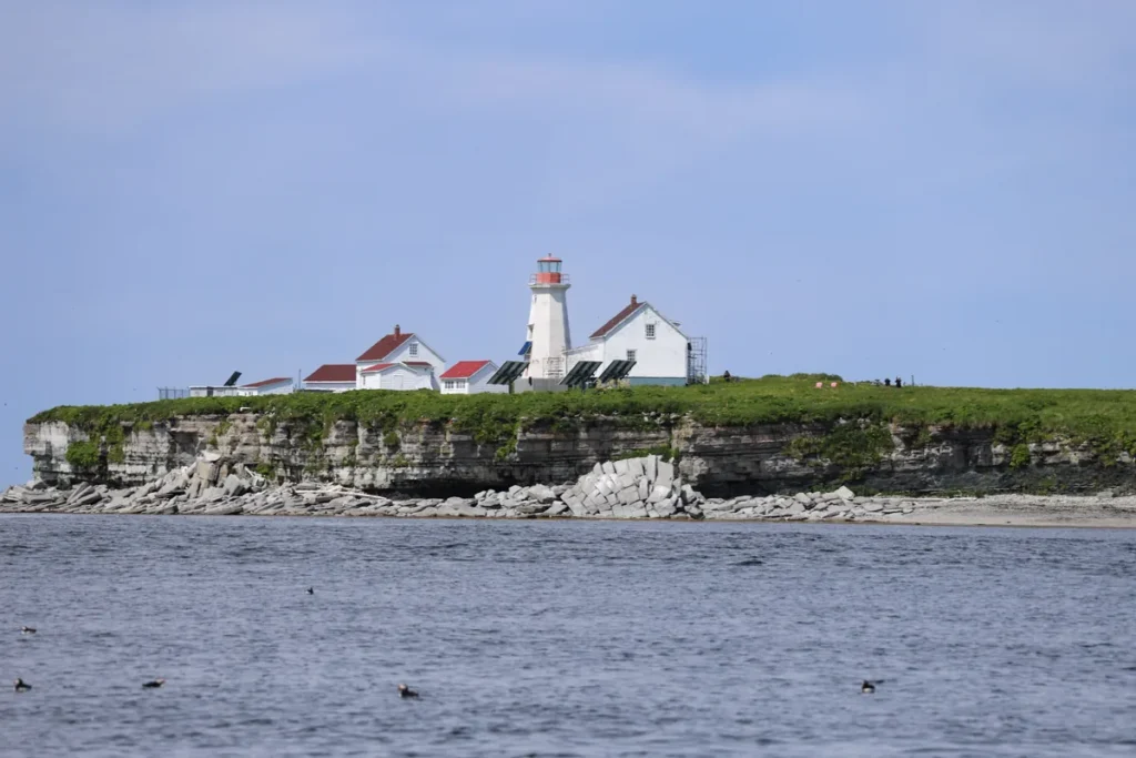 Phare sur une île de l'archipel de Mingan, en Minganie, sur la Côte-Nord, Expédition 51