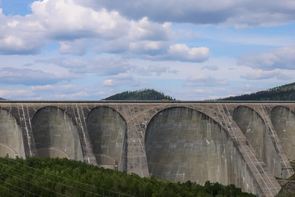 Voûtes du barrage Daniel-Johnson à Manic-5, sur la route 389 de l'Expédition 51