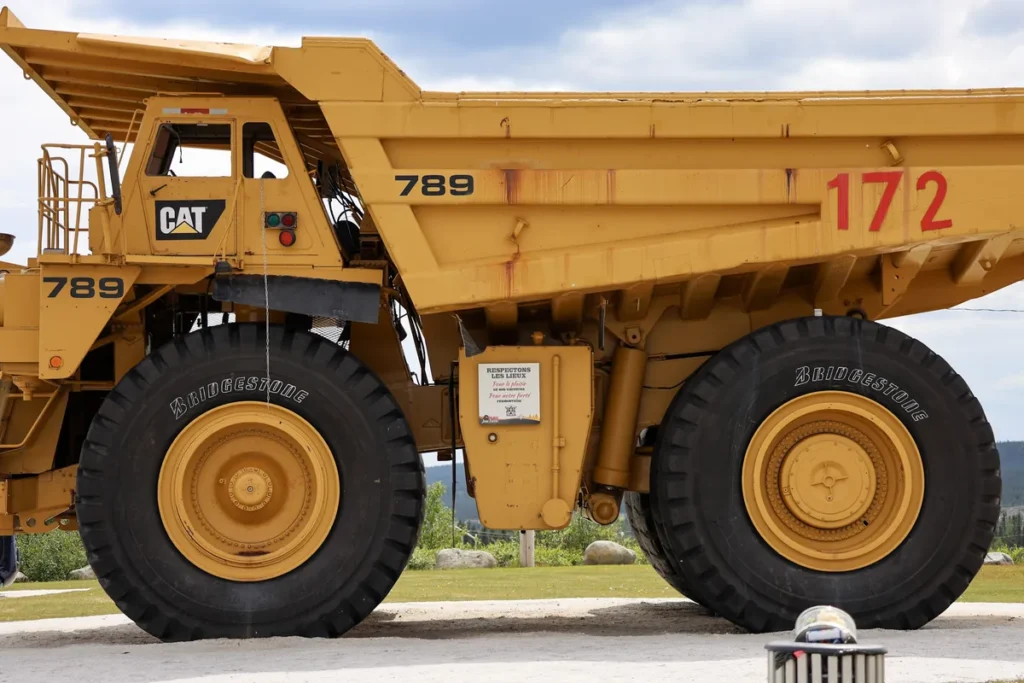 Camion minier géant exposé à l'entrée de Fermont, au bout de la route 389, Expédition 51