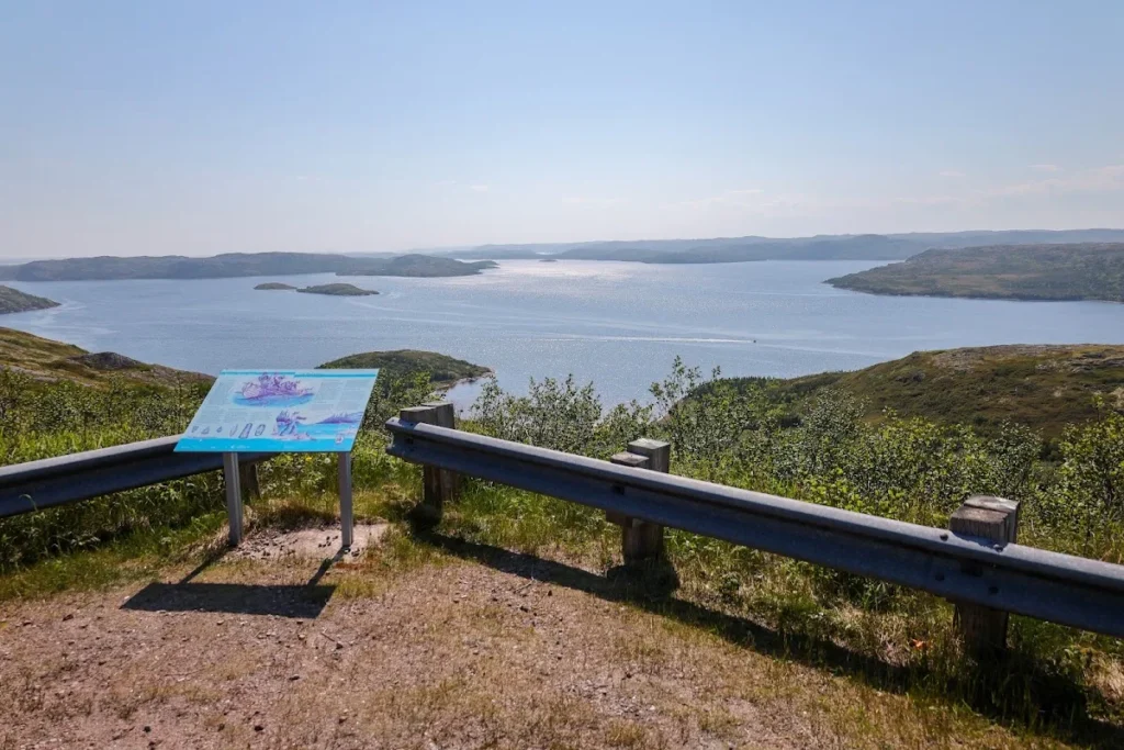 Belvédère au-dessus des baies de la Basse-Côte-Nord, route de la Chicoutai