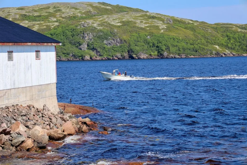Maison de pêcheur au bord de l'eau sur la route panoramique de la Chicoutai