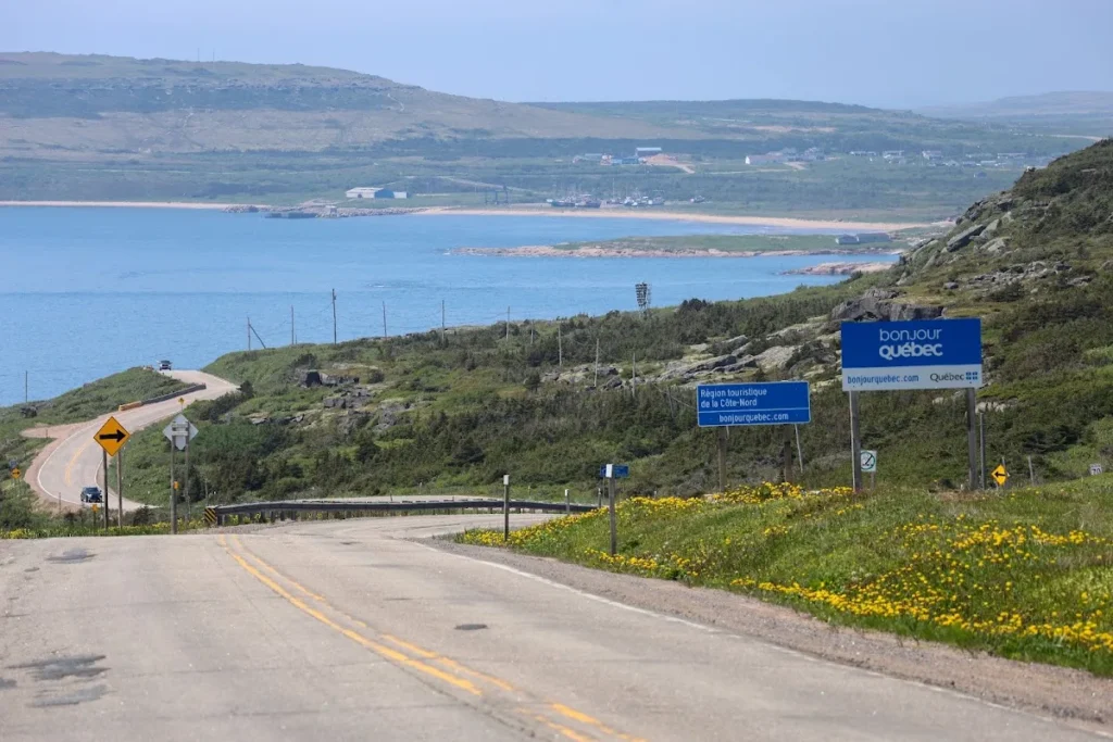 Route panoramique de la Chicoutai qui longe une baie en Basse-Côte-Nord