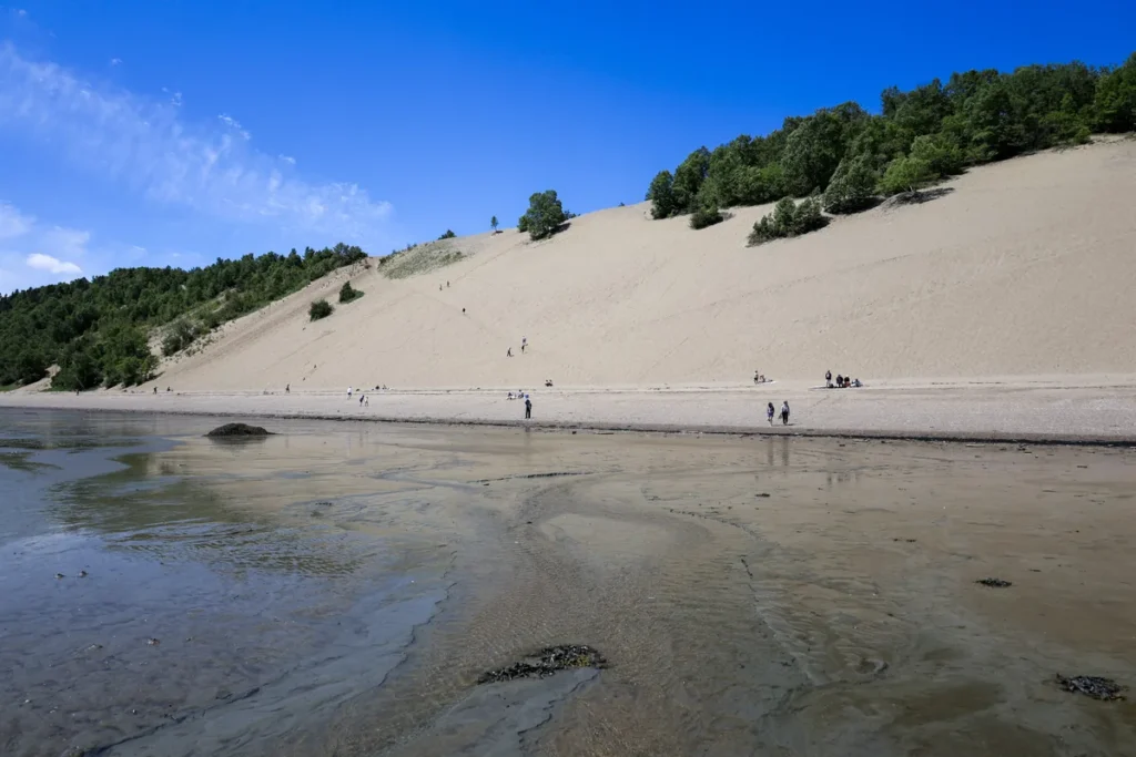 Grande dune de sable au bord du fleuve, près de Tadoussac, au départ de l'Expédition 51