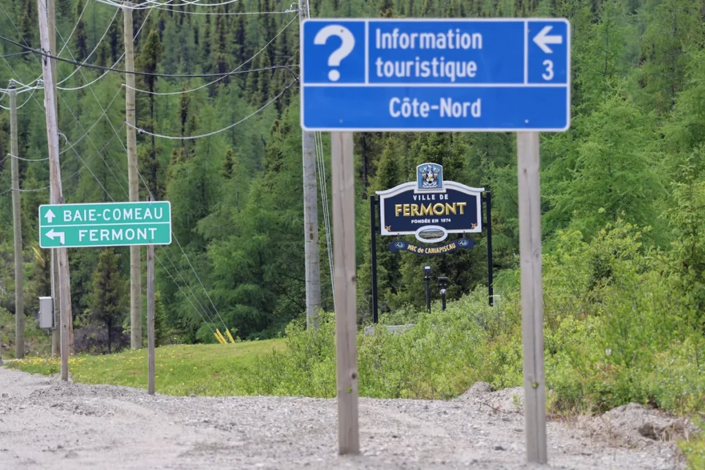 Panneaux d'accueil de Fermont et d'information touristique de la Côte-Nord sur la route 389
