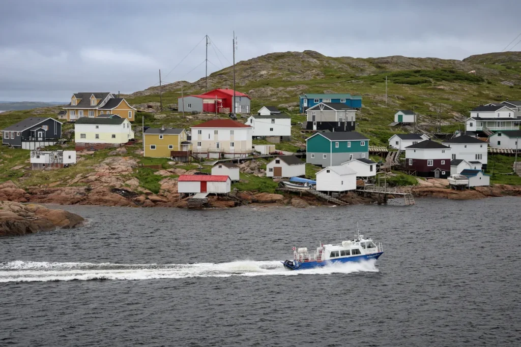 Maisons colorées de Harrington Harbour et bateau-navette, vues du pont du Bella Desgagnés, Expédition 51