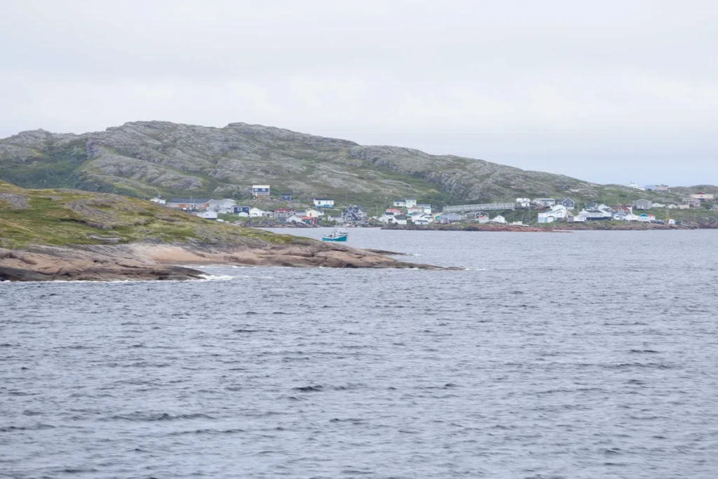 Village de Harrington Harbour vu du Bella Desgagnés, en Basse-Côte-Nord, Expédition 51
