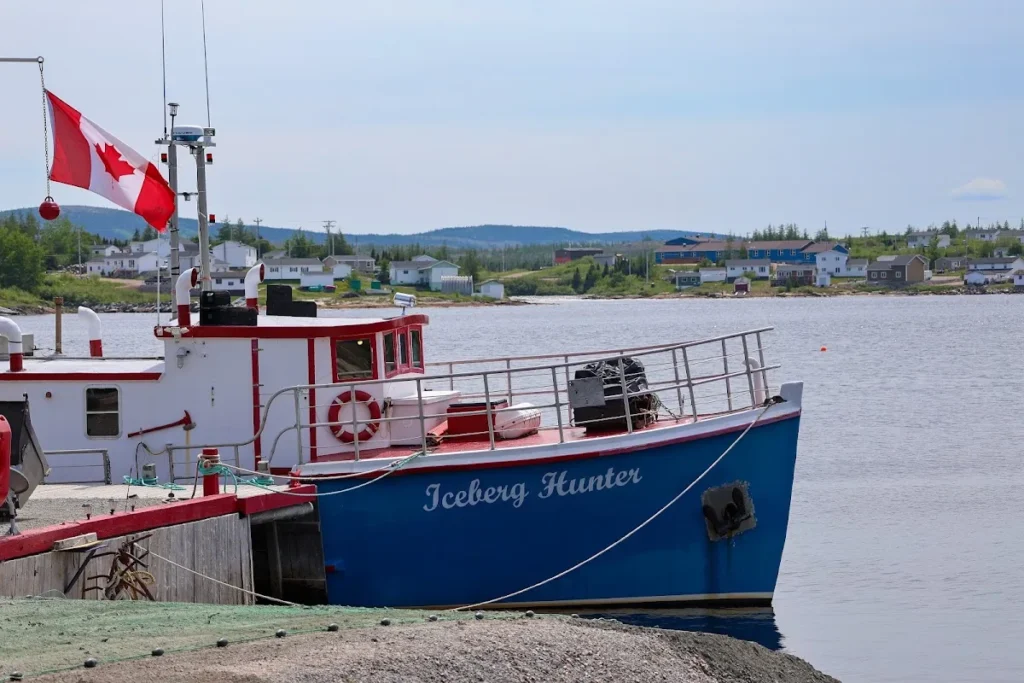 Bateau de pêche amarré dans un port de la côte du Labrador, Expédition 51