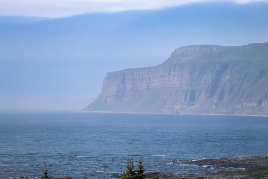 Falaises de la côte sud du Labrador au-dessus du détroit de Belle-Isle
