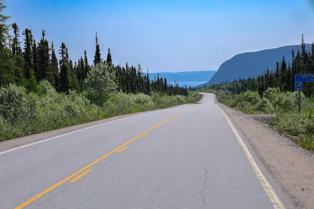 Route Trans-Labrador au bord de l'eau, sur le circuit Expédition 51