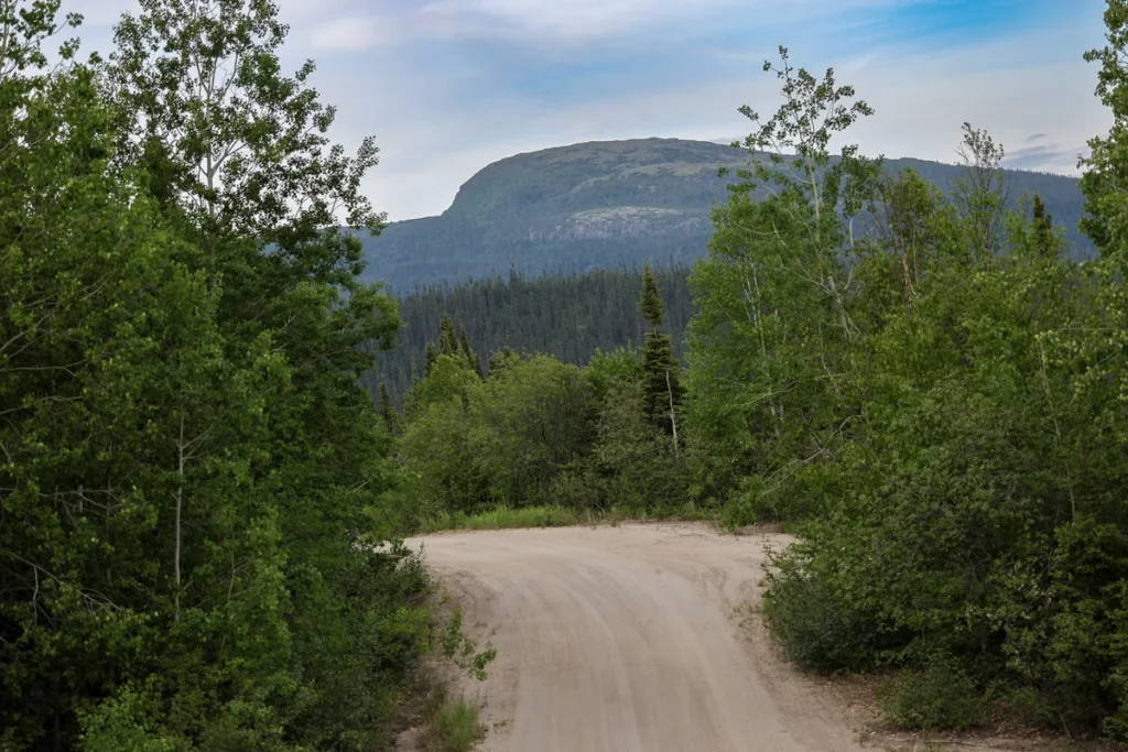 Monts Groulx vus d'un chemin de gravier le long de la route 389, Expédition 51