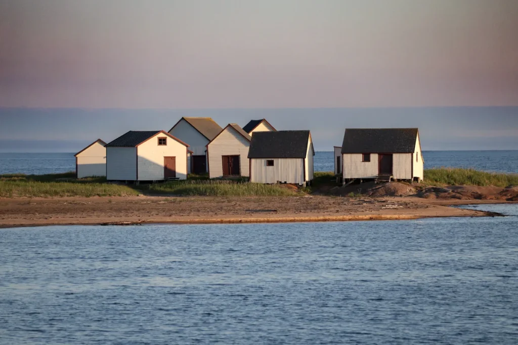 Hangars de pêcheurs des Galets de Natashquan au coucher du soleil, Expédition 51