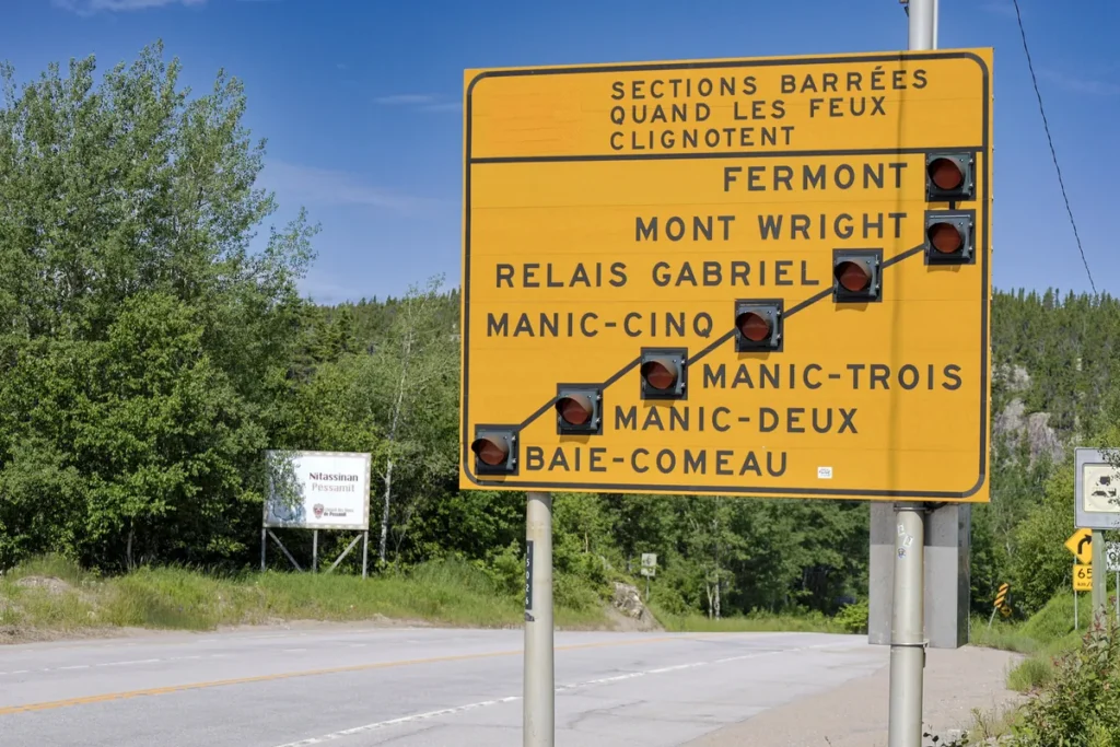 Panneau des sections barrées de la route 389 : Manic-5, Relais Gabriel, Mont-Wright et Fermont, Expédition 51