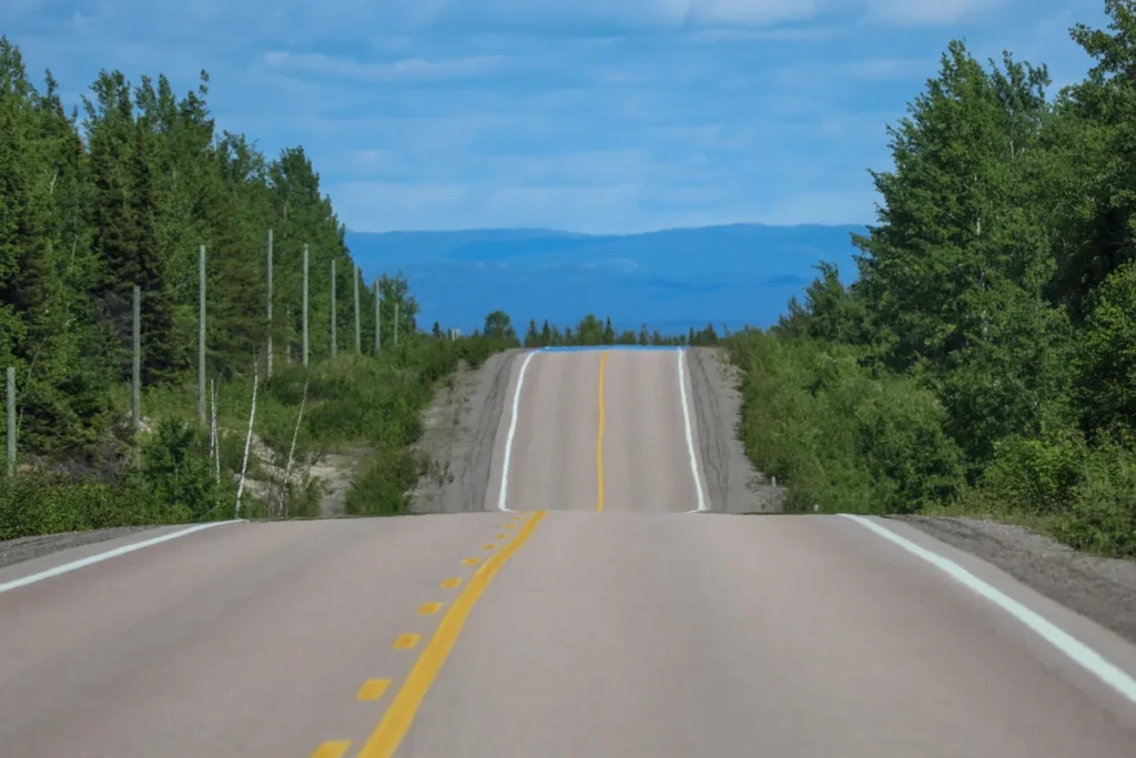 Route Trans-Labrador entre forêt et collines bleues, au Labrador