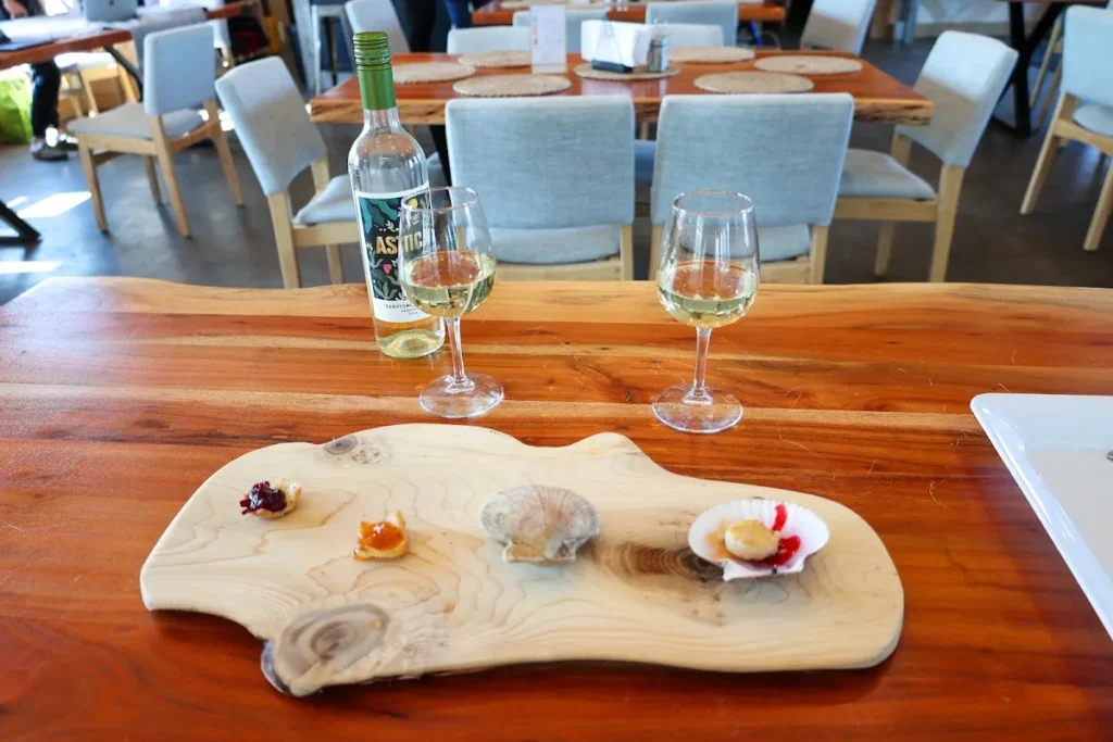 Dégustation de pétoncles sur une table de bois à Salmon Bay Farm, Expédition 51