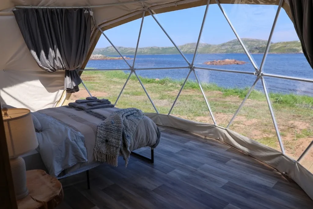 Intérieur d'un dôme avec vue sur la baie à Salmon Bay Farm, Expédition 51