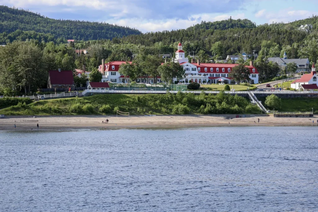 Baie de Tadoussac et son hôtel au toit rouge, porte d'entrée de la Côte-Nord