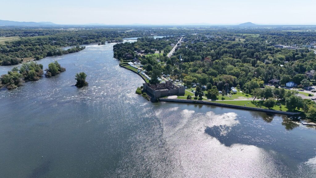 Le Fort Chambly au bord des rapides de la rivière Richelieu, vu du ciel en été