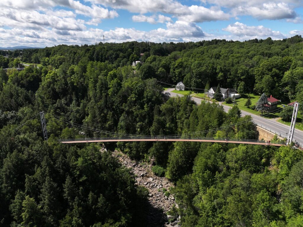 Le pont suspendu de la gorge de Coaticook au-dessus de la forêt, vu du ciel en été