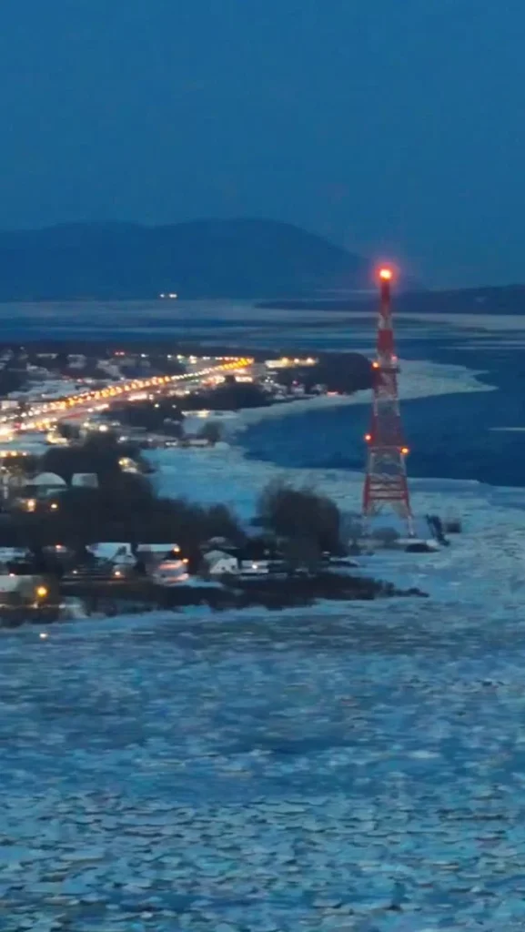 Lumières d'un village de la Côte-de-Beaupré au bord du fleuve, un soir d'hiver