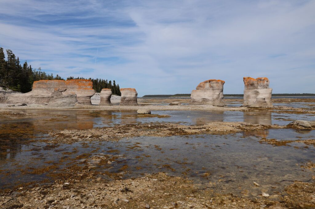 Des monolithes de l'archipel de Mingan à marée basse, en été