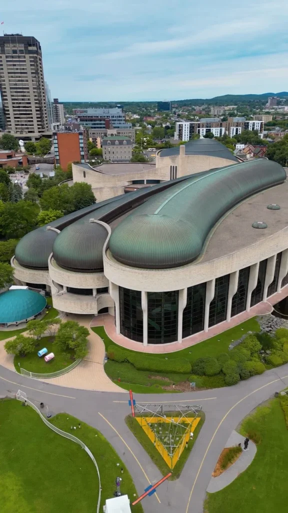 Le Musée canadien de l'histoire à Gatineau, vu des airs