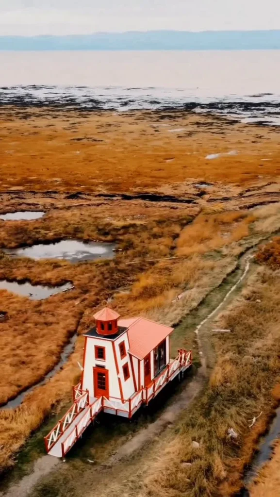 Le petit phare de Kamouraska au printemps, vu des airs