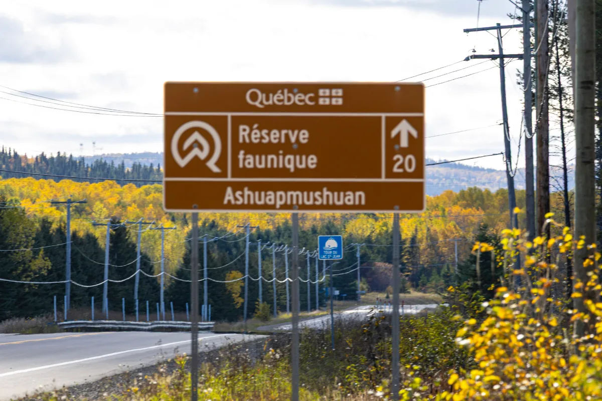 Panneau brun de la réserve faunique Ashuapmushuan à 20 km sur la route 167