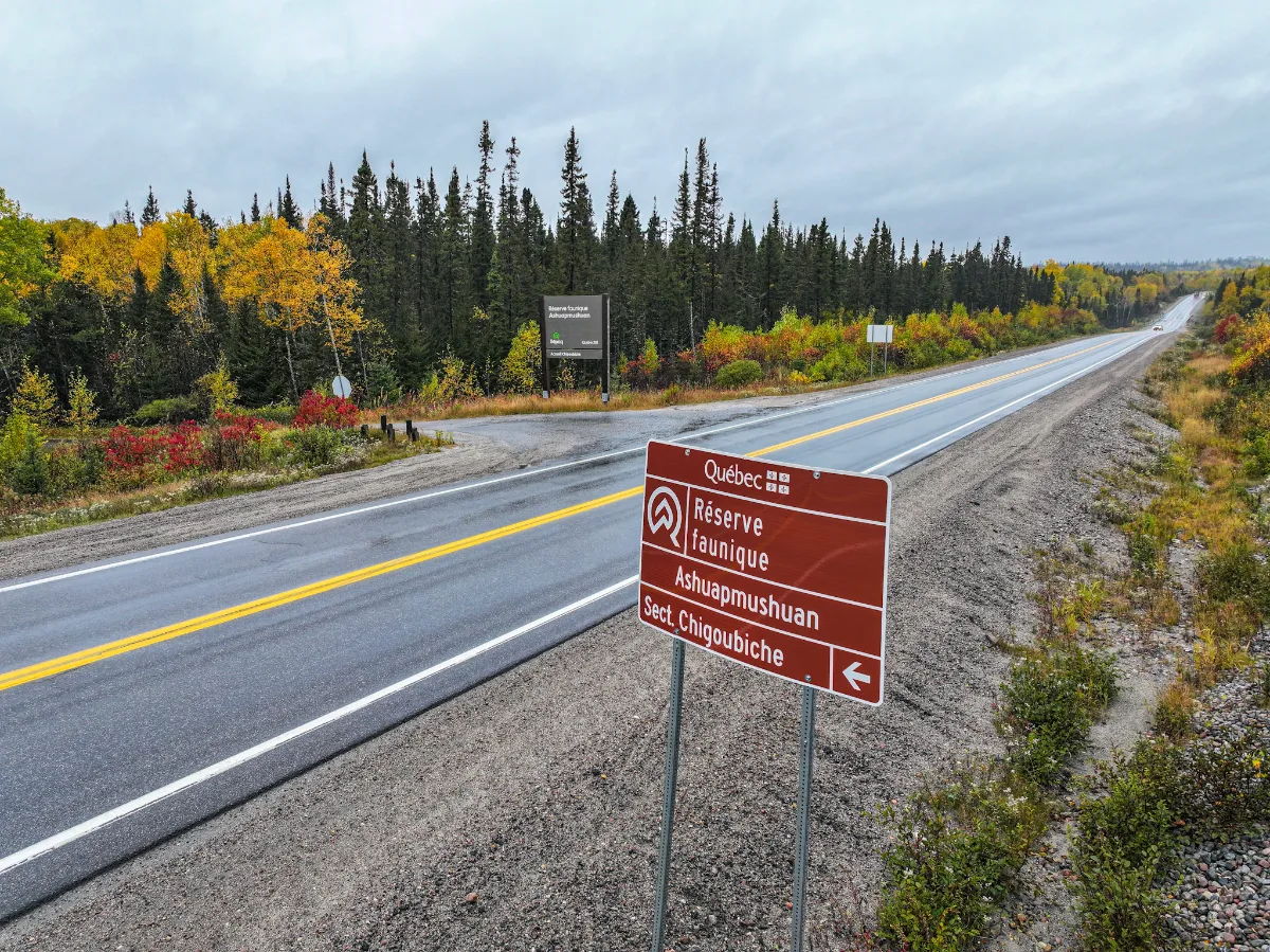 Panneau de la réserve faunique Ashuapmushuan, secteur Chigoubiche, au bord de la route 167