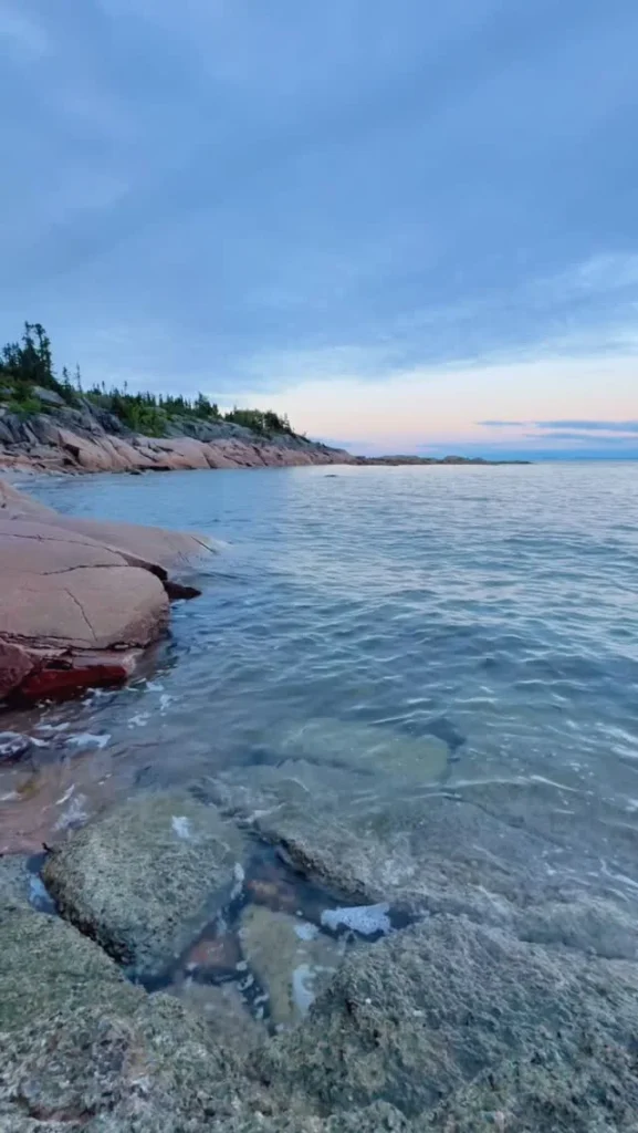 Rive rocheuse du fleuve Saint-Laurent en fin de journée