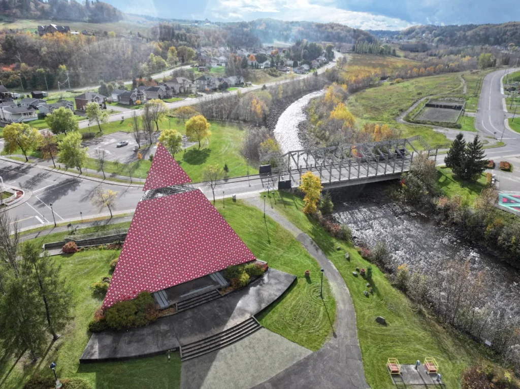 Pyramide des Ha! Ha! à La Baie, au Saguenay, sous les arbres d'automne, vue du ciel