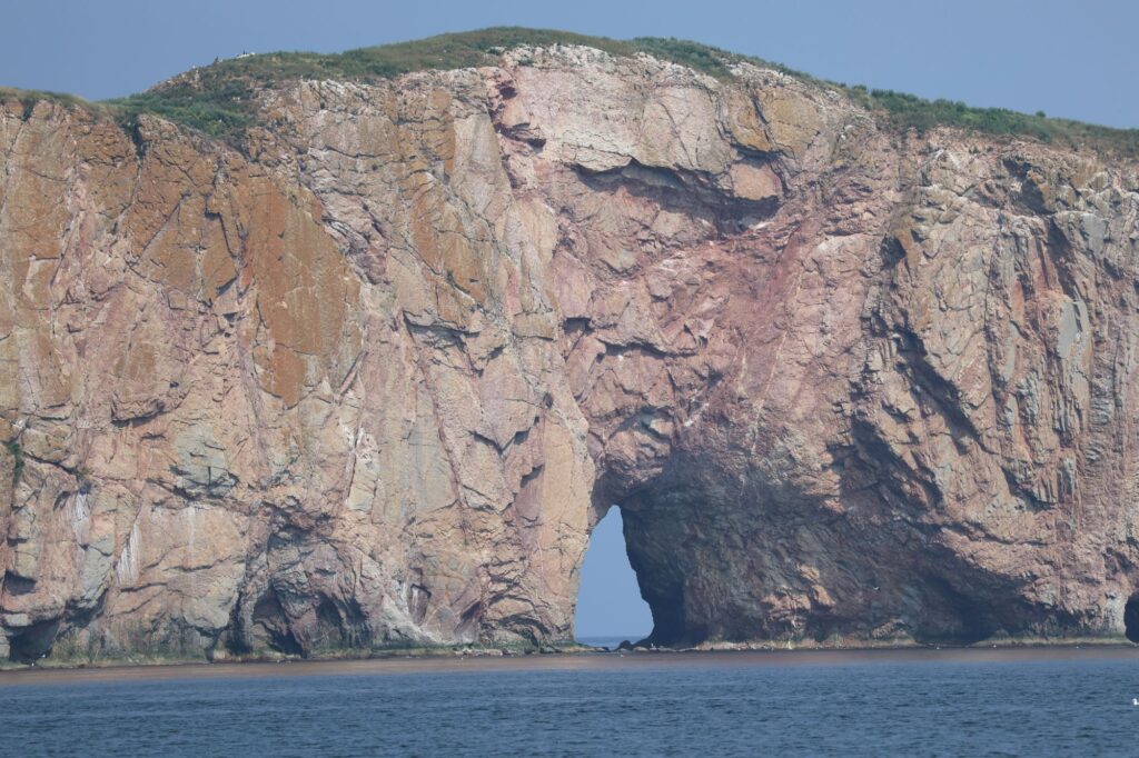 La paroi du Rocher Percé et son arche, vues de près en été