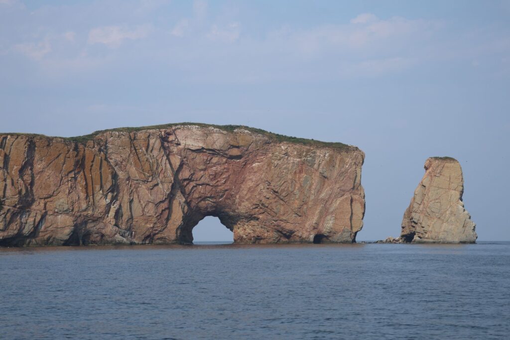 Le Rocher Percé et son pilier vus de la rive de Percé, en été